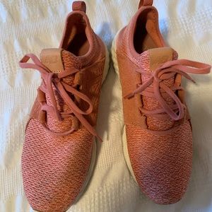 New balance tennis shoes